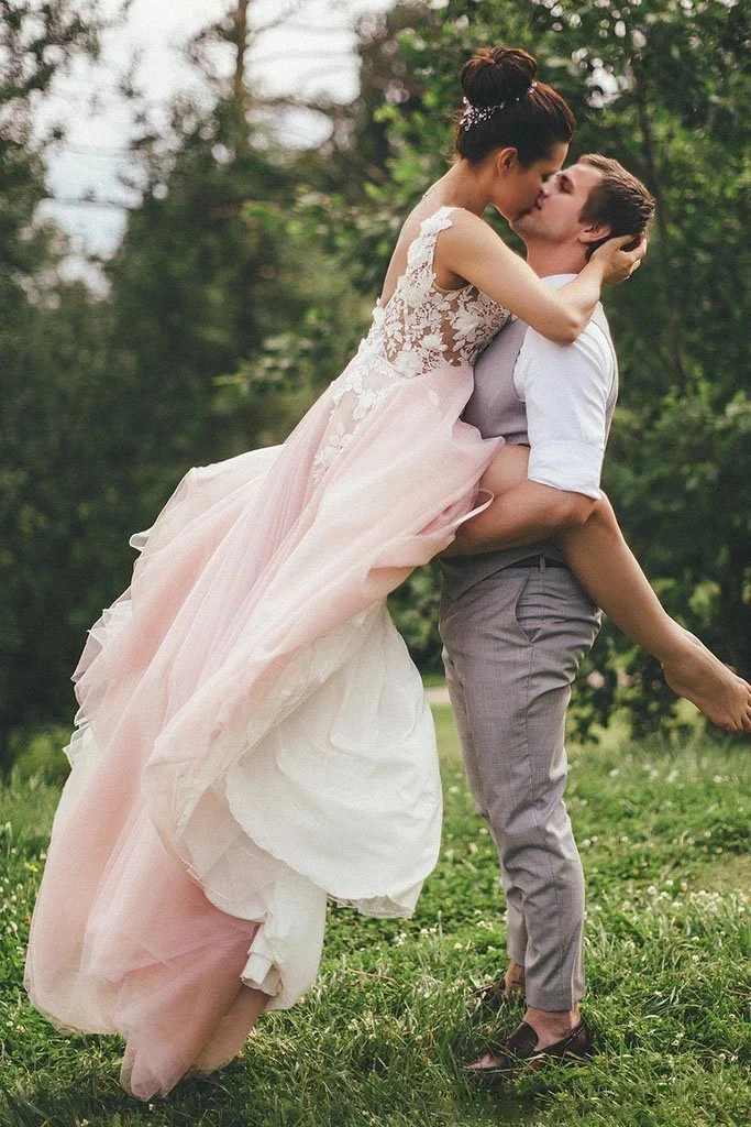 Vestido de novia rosa con escote redondo transparente y espalda descubierta con encaje